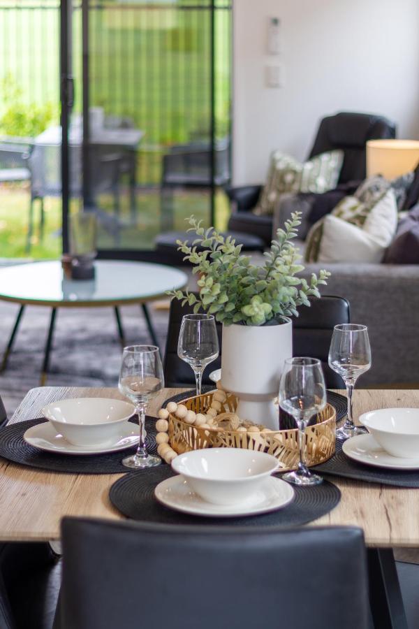 Peaceful Park View Townhouse 2 Bed W/Carpark Lägenhet Christchurch Exteriör bild