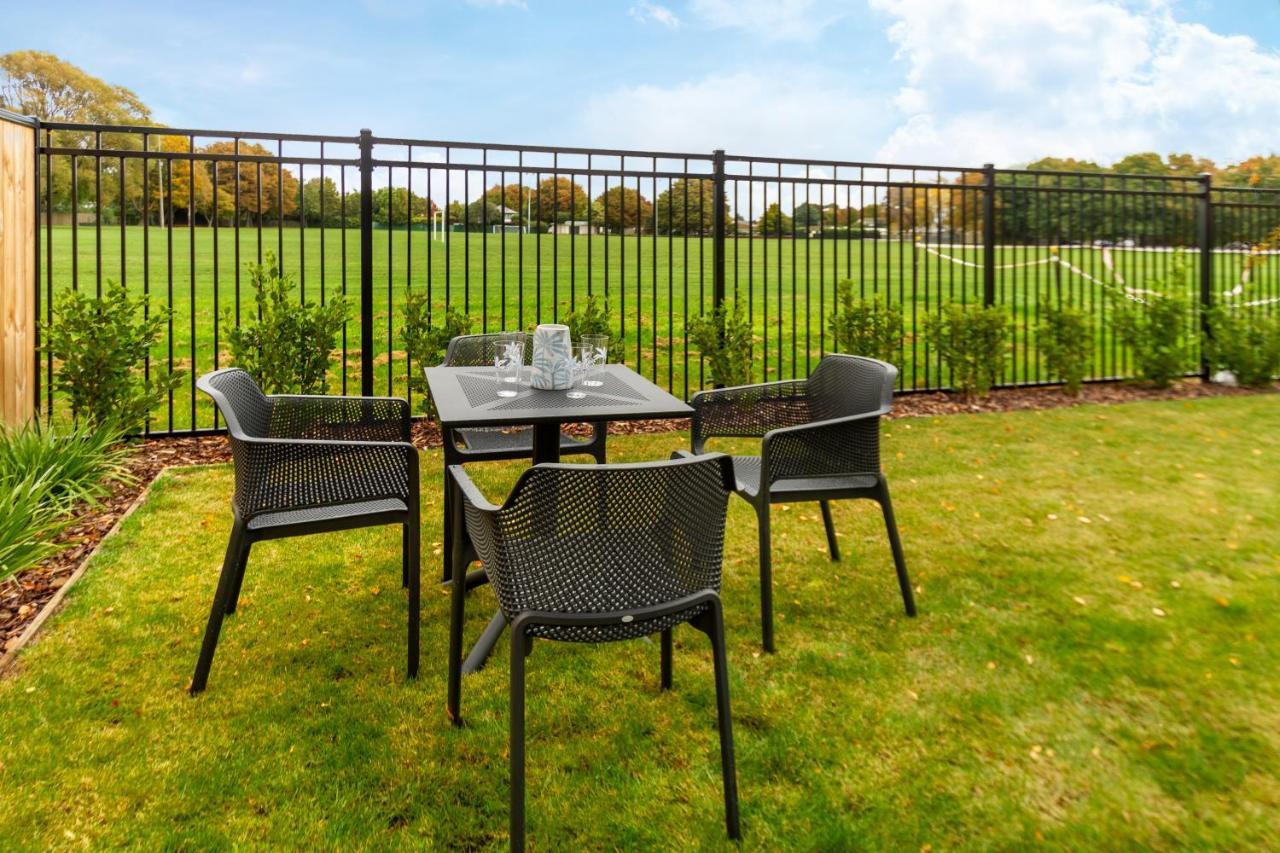 Peaceful Park View Townhouse 2 Bed W/Carpark Lägenhet Christchurch Exteriör bild